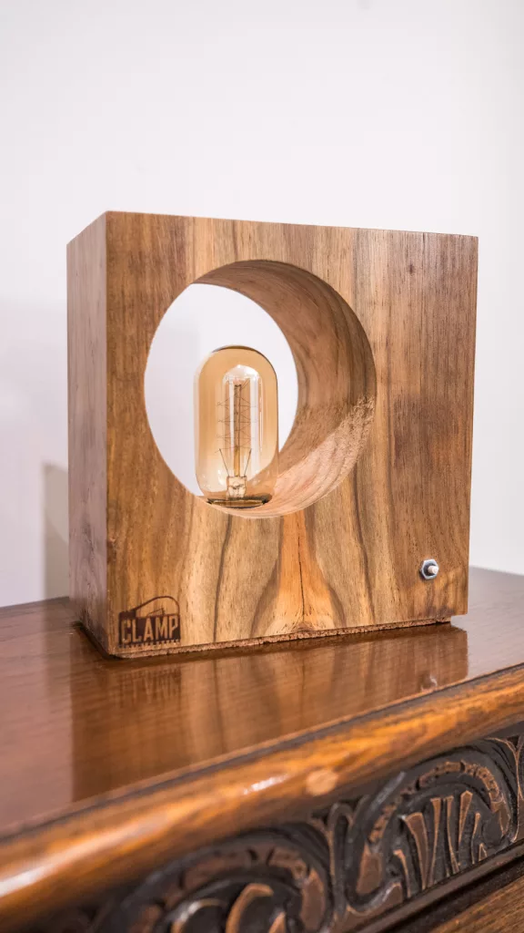 Aire - Lámpara de mesa cuadrada en madera artesanal minimalista