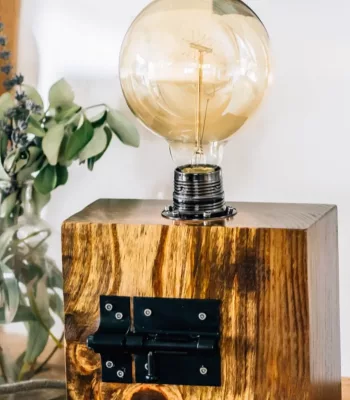 Lámpara artesanal Falleba con pestillo como interruptor y bombilla globo cálida