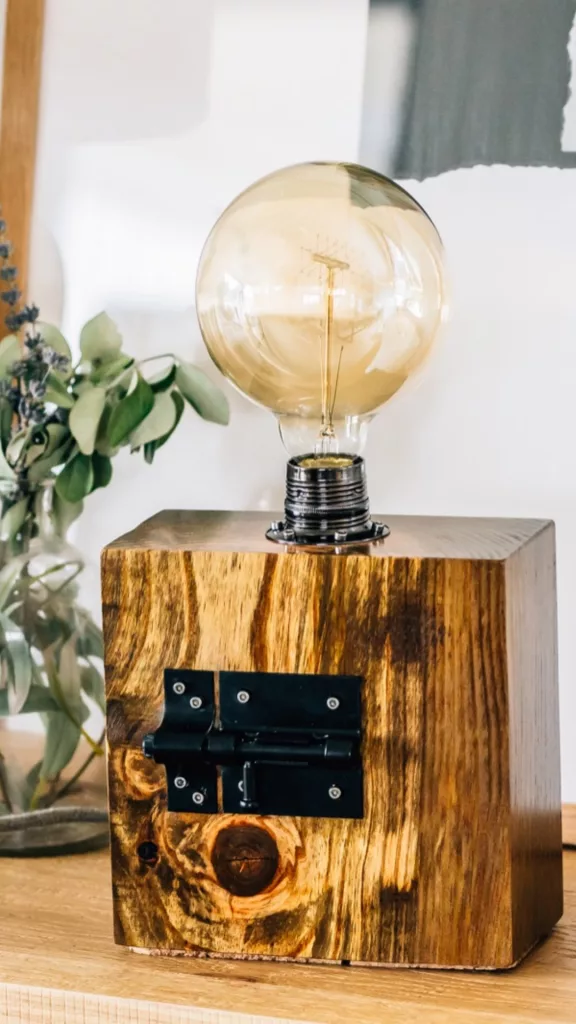 Lámpara artesanal Falleba con pestillo como interruptor y bombilla globo cálida