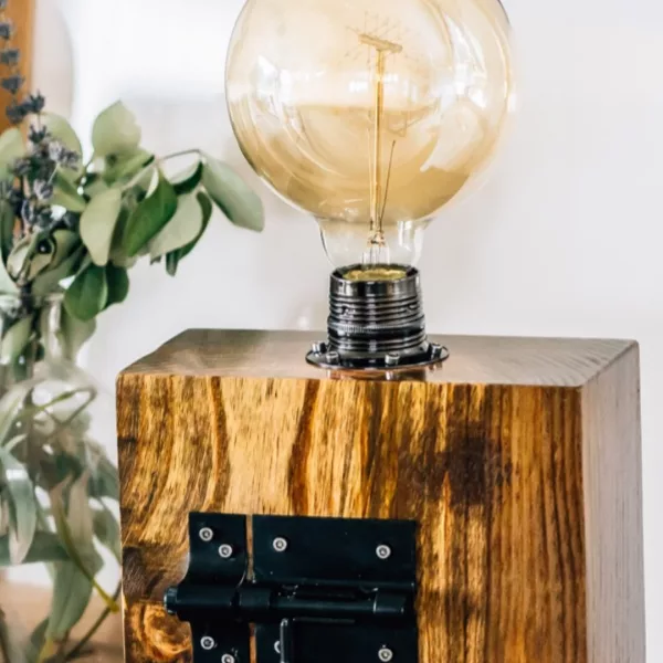 Lámpara artesanal Falleba con pestillo como interruptor y bombilla globo cálida