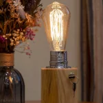 Lámpara de madera Llaverinto con interruptor de llave metálica