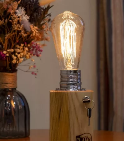 Lámpara de madera Llaverinto con interruptor de llave metálica