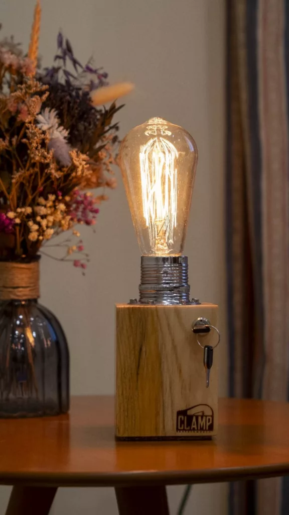 Lámpara de madera Llaverinto con interruptor de llave metálica