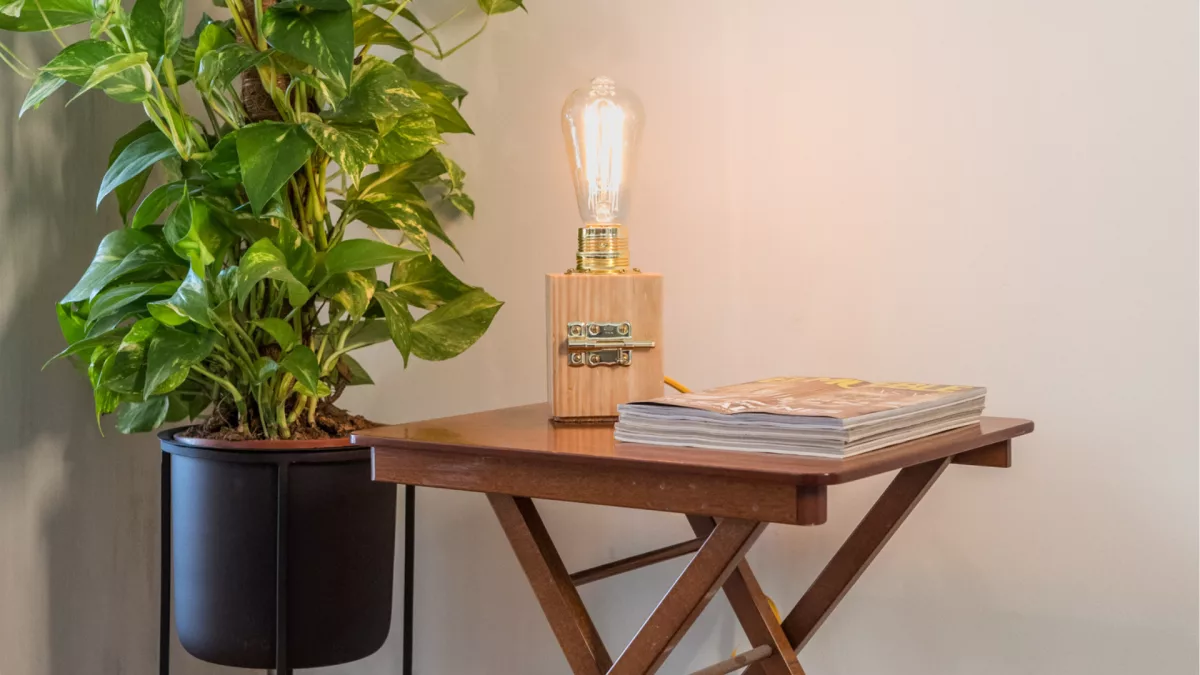 Lámpara Mini Falleba de madera con pestillo como interruptor