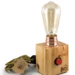 Lámpara de madera cuadrada Red Button con botón rojo y bombilla vintage