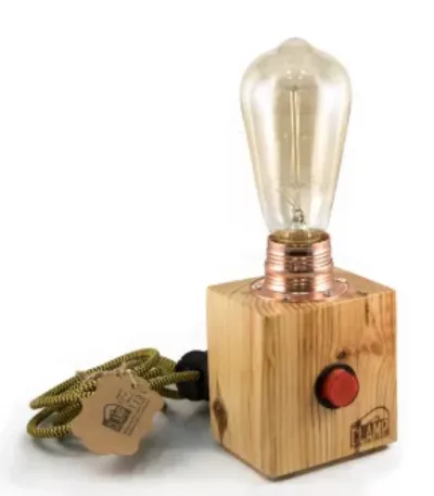 Lámpara de madera cuadrada Red Button con botón rojo y bombilla vintage