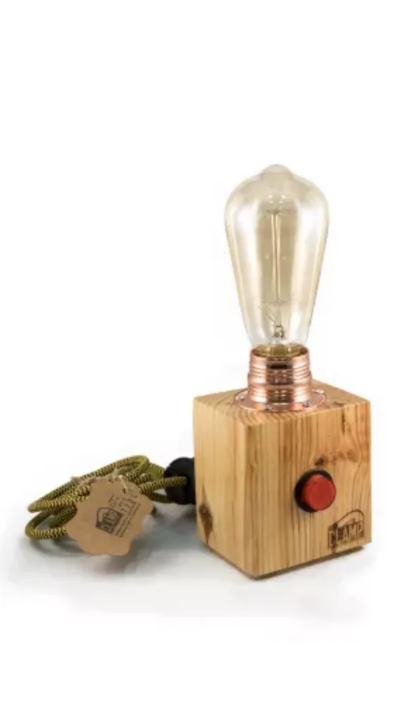 Lámpara de madera cuadrada Red Button con botón rojo y bombilla vintage