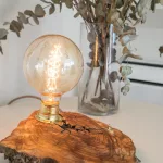 Refugio - Lámpara de mesa artesanal en tronco de madera natural