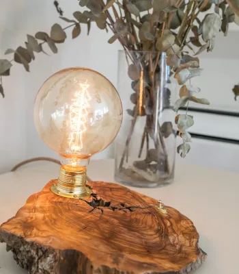 Refugio - Lámpara de mesa artesanal en tronco de madera natural