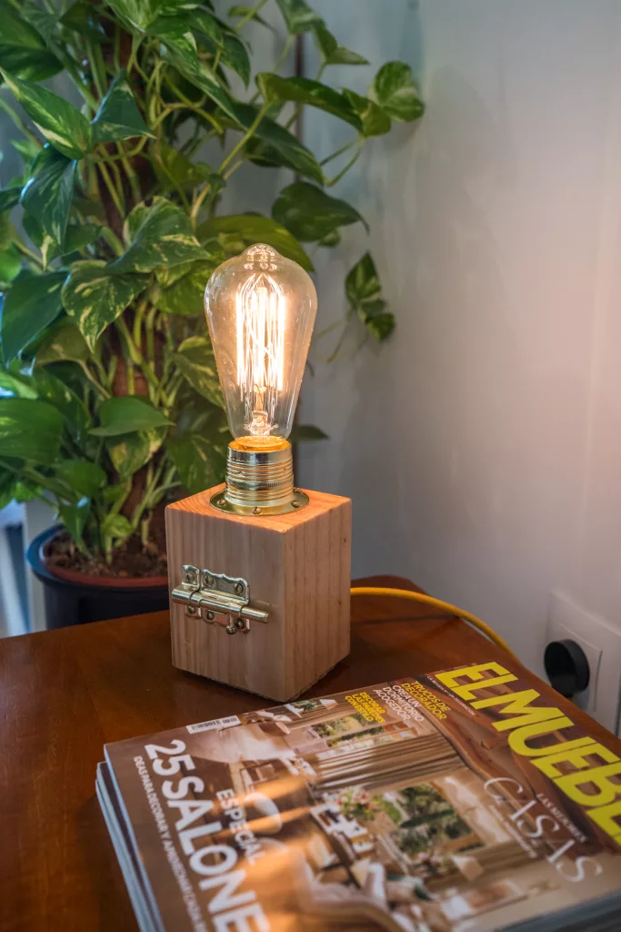 Lámpara Mini Falleba de madera con pestillo como interruptor