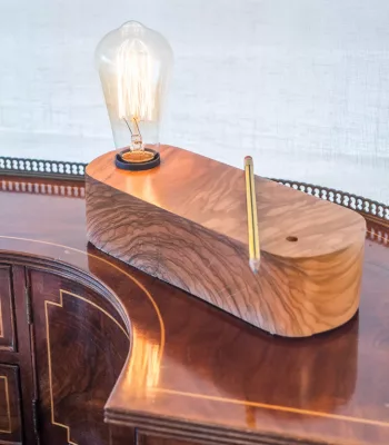 Morgana - Lámpara de mesa original en madera con encendido creativo