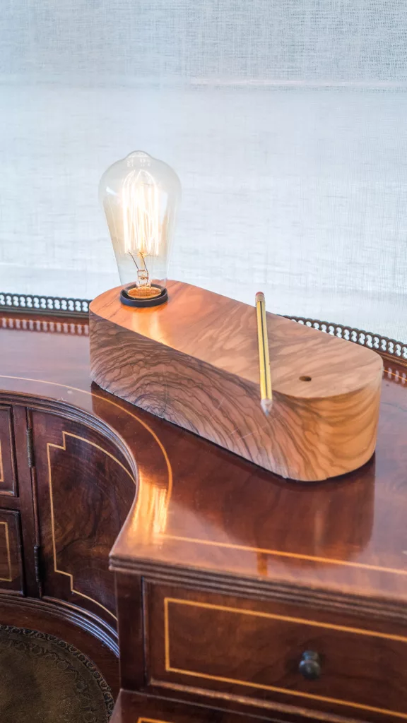 Morgana - Lámpara de mesa original en madera con encendido creativo