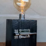 Falleba Sua: Lámpara de mesa con la técnica japonesa de quemado de madera (Yakisugi)