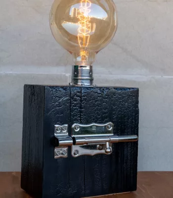 Falleba Sua: Lámpara de mesa con la técnica japonesa de quemado de madera (Yakisugi)