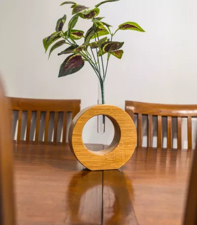 Florero grande de madera natural hecho a mano con tubo de vidrio