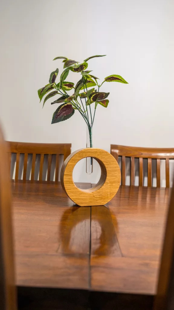 Florero grande de madera natural hecho a mano con tubo de vidrio