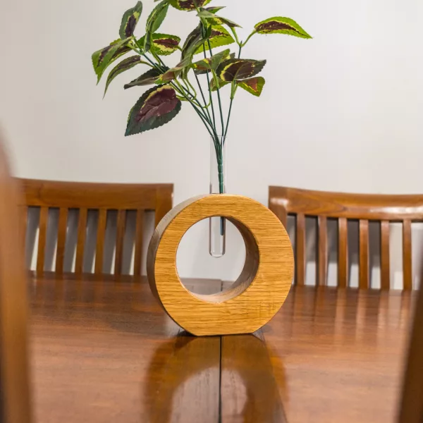 Florero grande de madera natural hecho a mano con tubo de vidrio