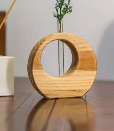 Florero pequeño de madera natural hecho a mano con tubo de vidrio
