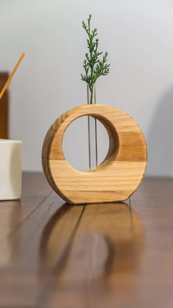 Florero pequeño de madera natural hecho a mano con tubo de vidrio