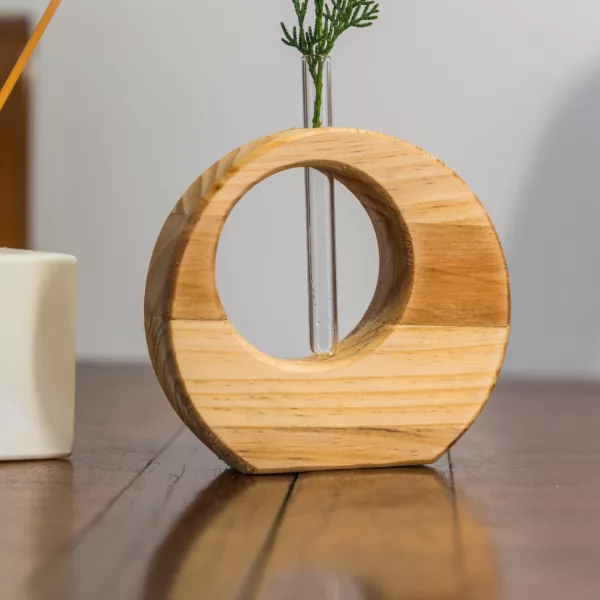Florero pequeño de madera natural hecho a mano con tubo de vidrio