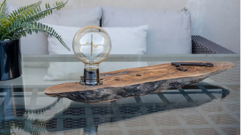 Clau - Lámpara de mesa artesanal y minimalista en madera de olivo
