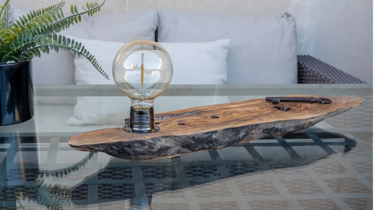 Clau - Lámpara de mesa artesanal y minimalista en madera de olivo