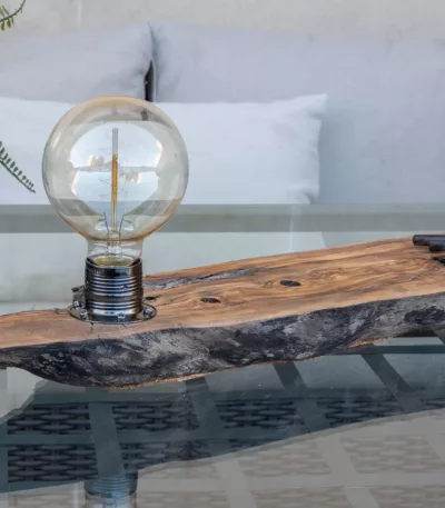 Clau - Lámpara de mesa artesanal y minimalista en madera de olivo