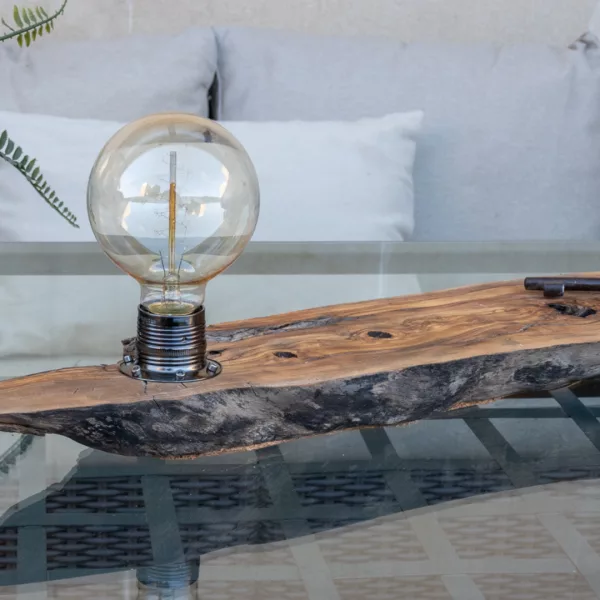 Clau - Lámpara de mesa artesanal y minimalista en madera de olivo